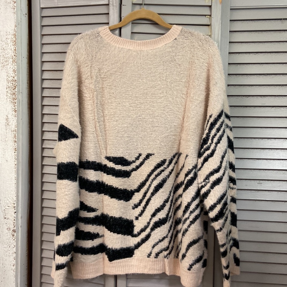 Top Easel LA Zebra Print Knit Mauve and Black Plus Sizes - Picture 4 of 7